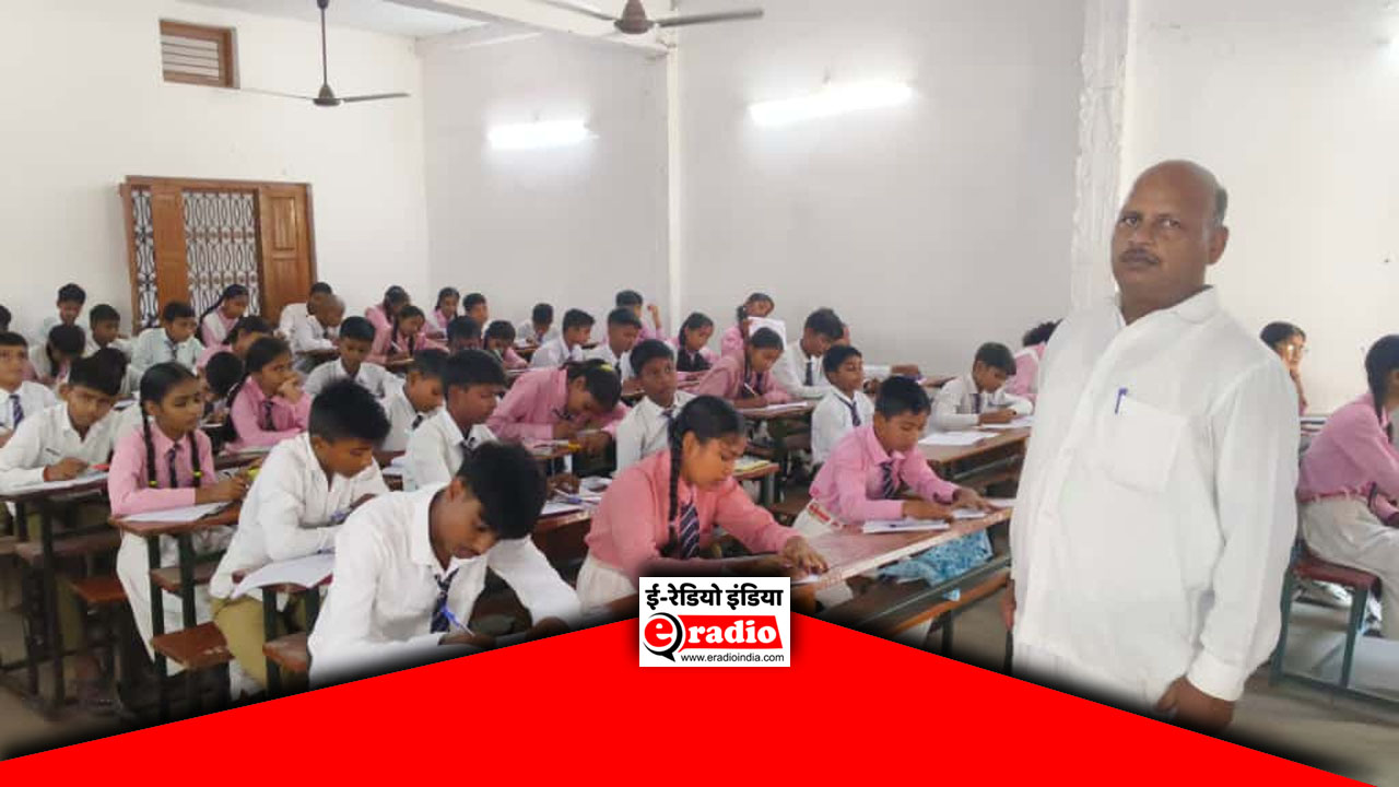 Shri Vishwanath Inter College Kalan में मानसिक स्वास्थ्य सप्ताह के अंतर्गत आयोजित चित्रकला प्रतियोगिता में भाग लेते छात्र-छात्राएं।