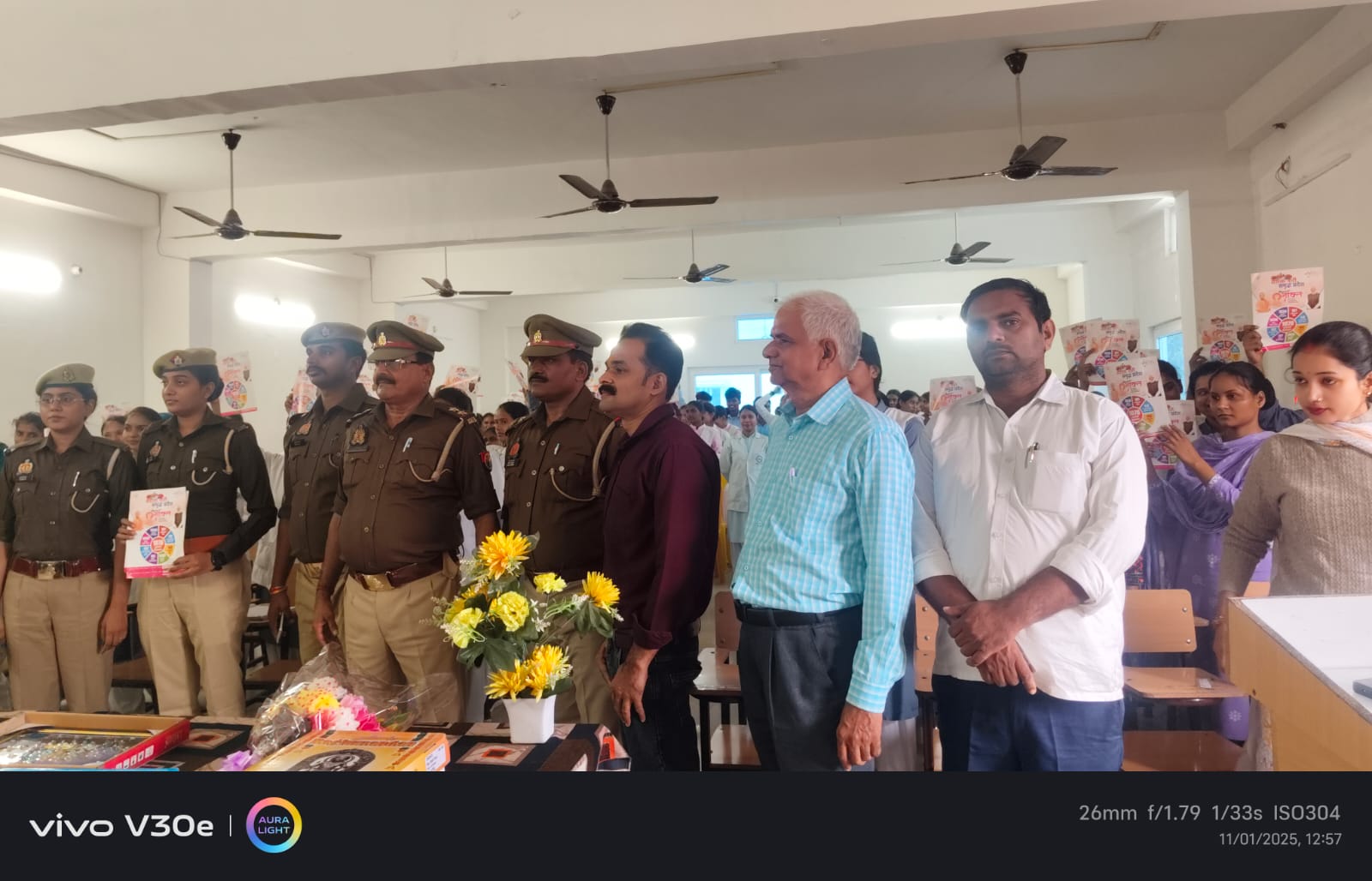 आर.के. इंस्टिट्यूट ऑफ नर्सिंग एंड पैरामेडिकल कॉलेज शाहगंज में मिशन शक्ति कार्यक्रम के दौरान छात्राओं को जागरूक करती पुलिस टीम।