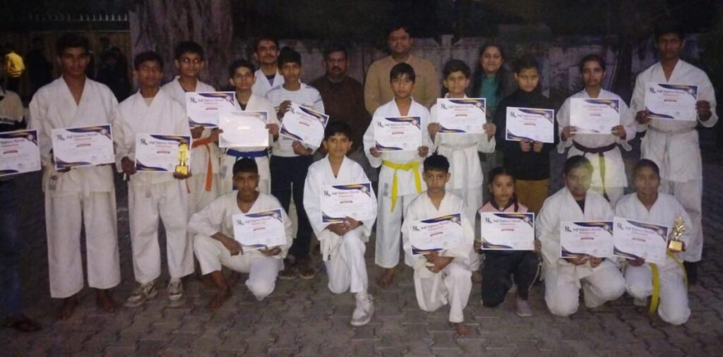 SCKA मेरठ का 4 दिवसीय कराटे प्रशिक्षण शिविर सम्पन्न, 40 बच्चों ने सीखी जान बचाने की तकनीकें