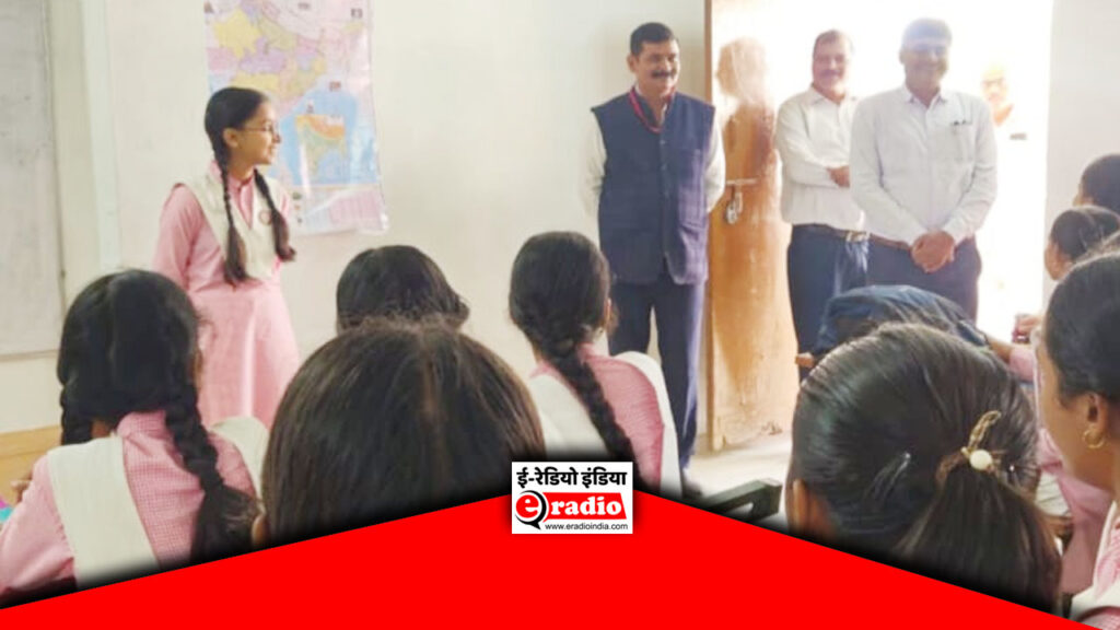 एक दिन की प्रधानाचार्या अर्थ वर्मा ने किया कक्षा का निरीक्षण