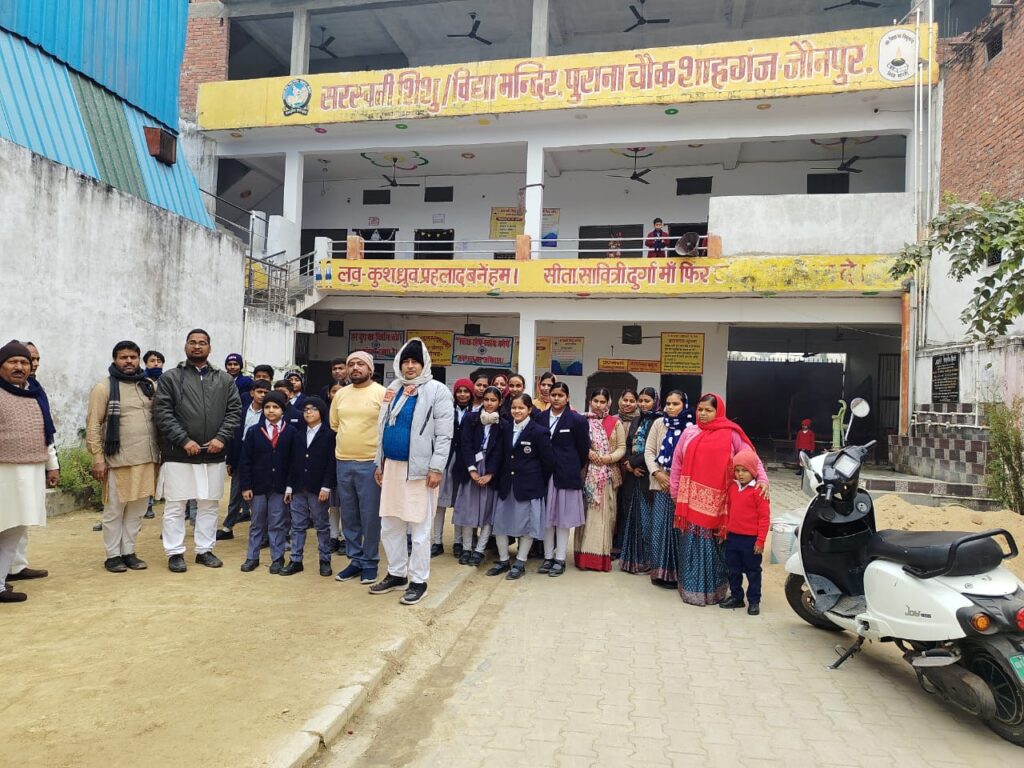 सरस्वती शिशु मंदिर में 350 भैया-बहिनों को शीतकालीन अंगवस्त्र, पूर्व छात्र आशीष सोनी ने किया सेवा कार्य