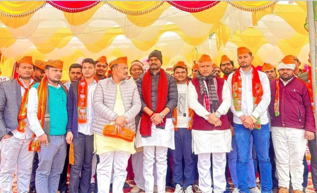 सपा के दो दर्जन युवाओ ने थामा भाजपा का दामन