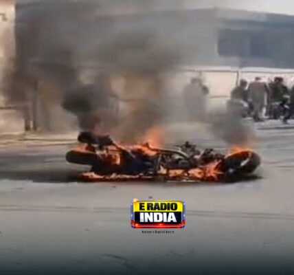 चिराग चौराहे पर चलती बाइक बनी आग का गोला, सड़क पर मचा हड़कंप 2 चिराग चौराहे पर चलती बाइक बनी आग का गोला, सड़क पर मचा हड़कंप