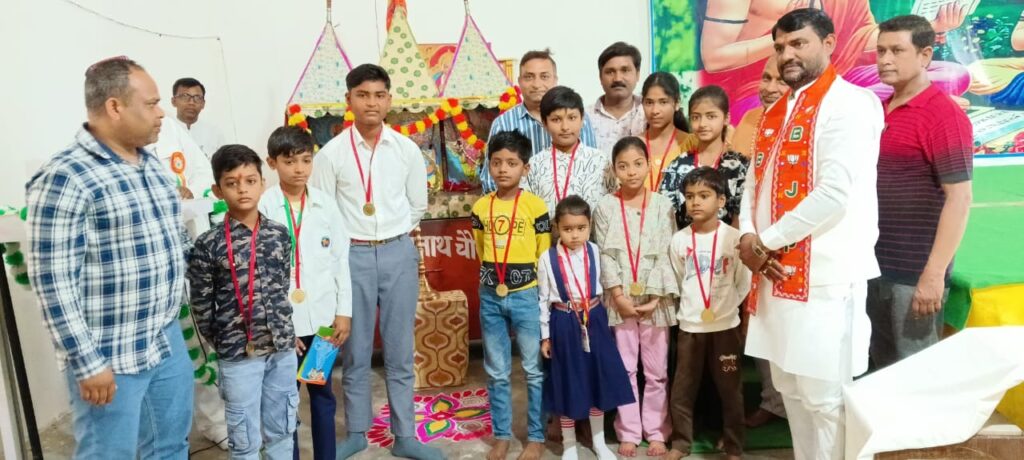 सरस्वती विद्या मन्दिर में अंकपत्र वितरण हुआ सम्पन्न 2