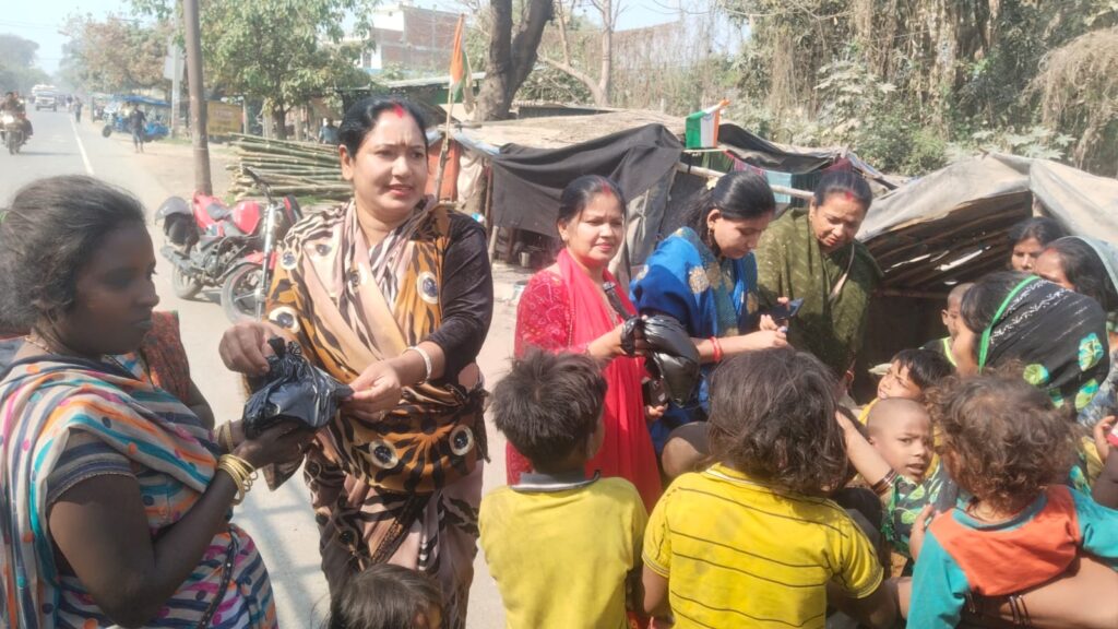 होली पर जरूरतमंदों के बीच बंटी खुशियां, प्राकृतिक रंग व मिठाइयों का वितरण