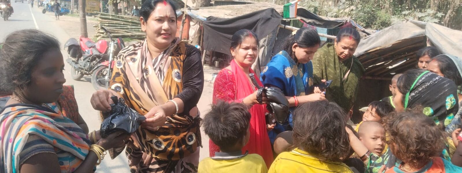 होली पर बसफोड़वा समाज के जरूरतमंदों को प्राकृतिक रंग, पिचकारी व मिठाइयां वितरित करतीं वैदेही शक्ति सखी समिति की अध्यक्ष नीतू मिश्रा व अन्य पदाधिकारी