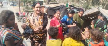 होली पर बसफोड़वा समाज के जरूरतमंदों को प्राकृतिक रंग, पिचकारी व मिठाइयां वितरित करतीं वैदेही शक्ति सखी समिति की अध्यक्ष नीतू मिश्रा व अन्य पदाधिकारी