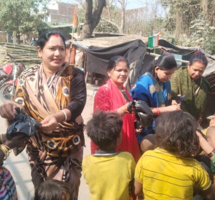 होली पर बसफोड़वा समाज के जरूरतमंदों को प्राकृतिक रंग, पिचकारी व मिठाइयां वितरित करतीं वैदेही शक्ति सखी समिति की अध्यक्ष नीतू मिश्रा व अन्य पदाधिकारी