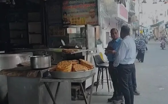 मेरठ में गैस कालाबाजारी पर प्रशासन सख्त, छापेमारी में 11 घरेलू सिलेंडर जब्त