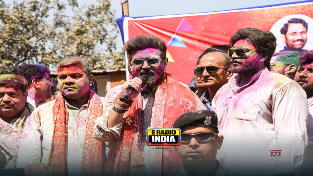 पटना में होली का रंग चढ़ा, सियासत भी हुई रंगीन—चिराग पासवान ने कार्यकर्ताओं संग मनाया त्योहार 1 पटना में होली का रंग चढ़ा, सियासत भी हुई रंगीन—चिराग पासवान ने कार्यकर्ताओं संग मनाया त्योहार