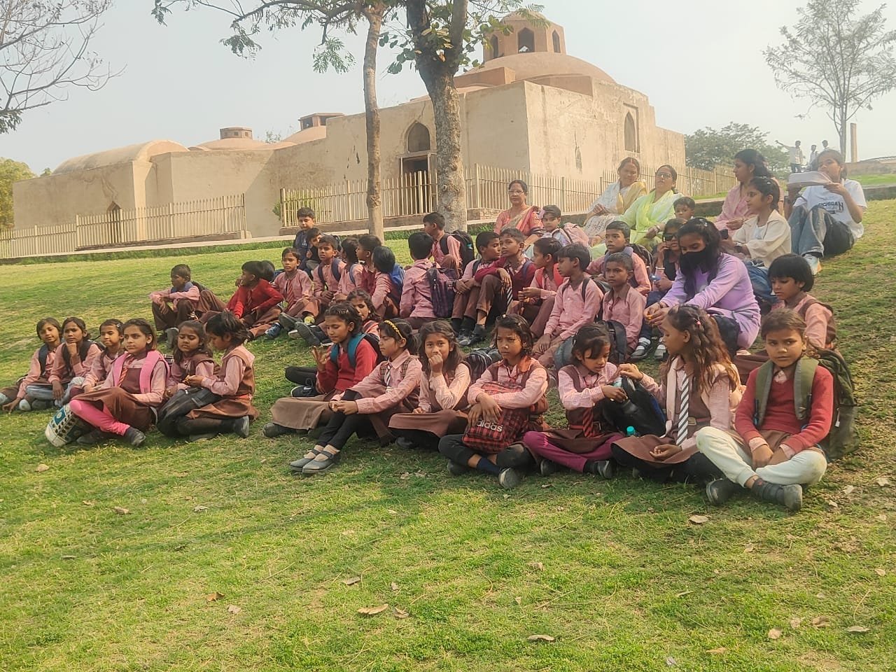 प्राथमिक विद्यालय कछरा के विद्यार्थियों का जौनपुर में शैक्षिक भ्रमण 3