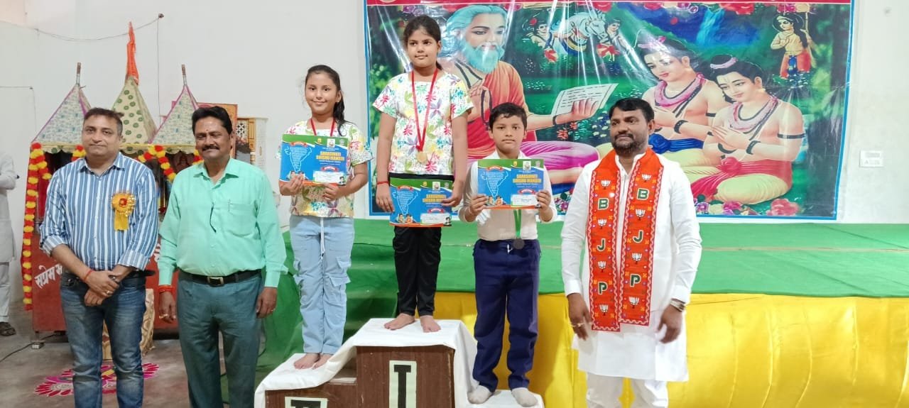 सरस्वती विद्या मन्दिर में अंकपत्र वितरण हुआ सम्पन्न 1