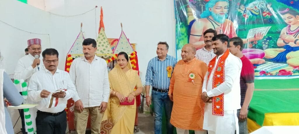 सरस्वती विद्या मन्दिर में अंकपत्र वितरण हुआ सम्पन्न 3