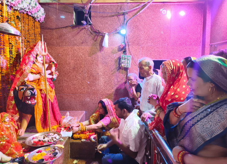 देवी धाम बसौली में श्रद्धालु दंपति ने चढ़ाया सवा किलो का चांदी का छत्र व मुकुट 4 A231D7F7 1F21 4DF1 972F 822637ED3BE7