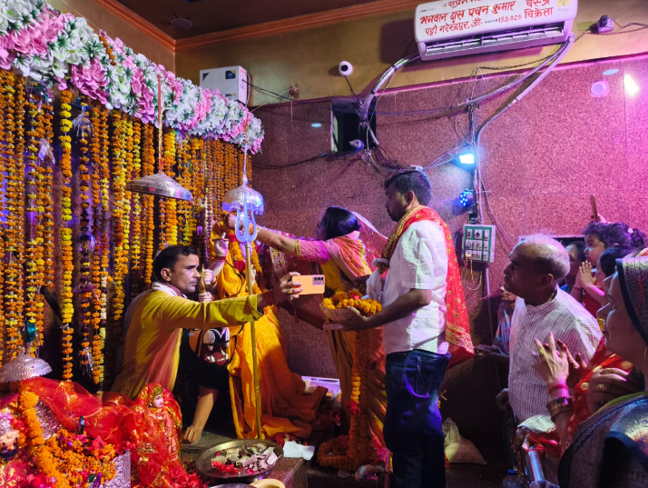 देवी धाम बसौली में श्रद्धालु दंपति ने चढ़ाया सवा किलो का चांदी का छत्र व मुकुट 3 BEED4D07 DF23 42E1 93F6 B51A1D28AA94