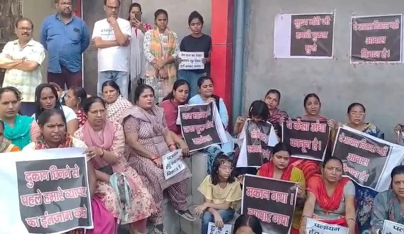 सेंट्रल मार्केट विवाद गहराया: ‘पलायन’ के पोस्टरों से सहमा सेक्टर-2, सेटबैक को लेकर बढ़ी बेचैनी