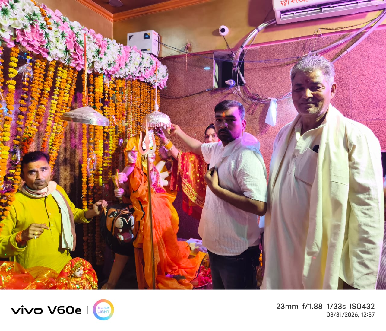 देवी धाम बसौली में श्रद्धालु दंपति ने चढ़ाया सवा किलो का चांदी का छत्र व मुकुट 1 WhatsApp Image 2026 04 01 at 1.00.50 PM