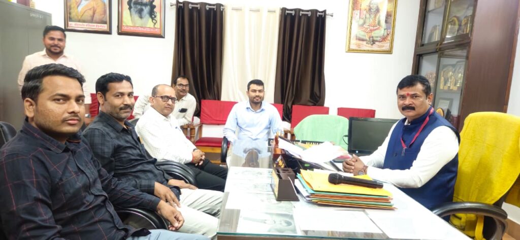 विद्यालय में आयोजित समारोह के दौरान नायब तहसीलदार बने पूर्व छात्र विशाल सिंह का स्वागत करते प्रधानाचार्य एवं शिक्षकगण।