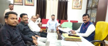 UPPCS 2024 में 30वीं रैंक, नायब तहसीलदार बने पूर्व छात्र विशाल सिंह का भव्य स्वागत 3 विद्यालय में आयोजित समारोह के दौरान नायब तहसीलदार बने पूर्व छात्र विशाल सिंह का स्वागत करते प्रधानाचार्य एवं शिक्षकगण।