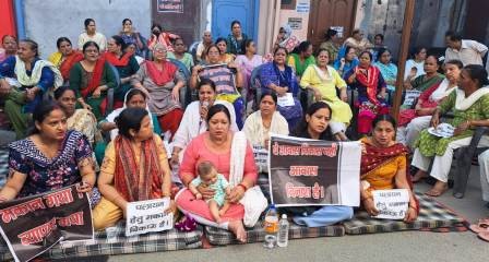 Police Guard Remains Stationed at Naveen Gupta's Residence; Women's Sit-in Protest Continues for the Eighth Day