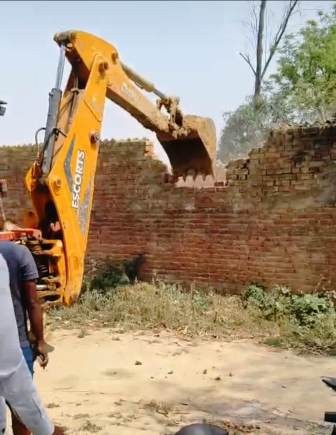 अवैध निर्माण पर चला बुलडोजर, प्रशासन की कार्रवाई से मचा हड़कंप