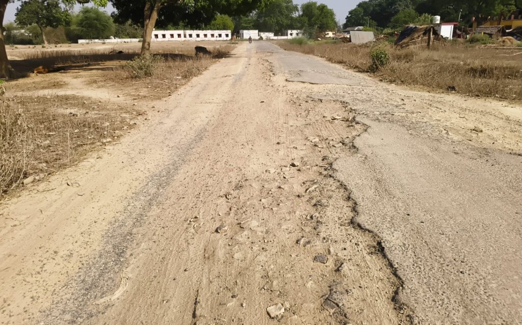 10 वर्षों में भी नहीं बन सका 1.5 किमी मार्ग, जर्जर सड़क से रोज गुजर रहे हजारों राहगीर