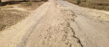 10 वर्षों में भी नहीं बन सका 1.5 किमी मार्ग, जर्जर सड़क से रोज गुजर रहे हजारों राहगीर 7 10 वर्षों में भी नहीं बन सका 1.5 किमी मार्ग, जर्जर सड़क से रोज गुजर रहे हजारों राहगीर
