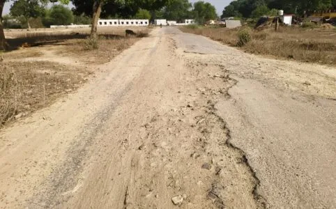 10 वर्षों में भी नहीं बन सका 1.5 किमी मार्ग, जर्जर सड़क से रोज गुजर रहे हजारों राहगीर