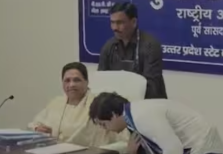 मायावती के चरण छूते दिखे आकाश आनंद, BSP की राजनीति में तस्वीर ने बढ़ाई हलचल 2 image