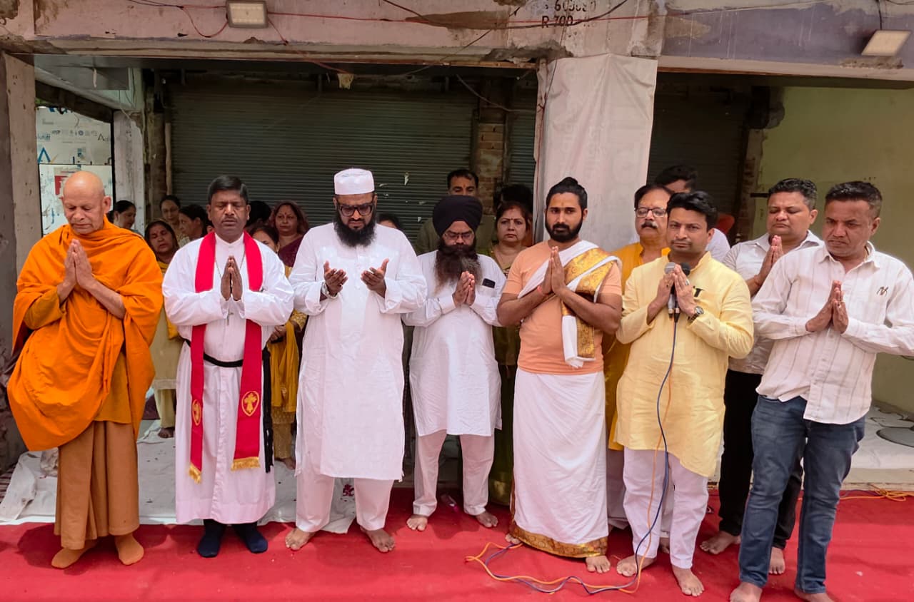 Shastri Nagar News: सुप्रीम कोर्ट सुनवाई से पहले शास्त्री नगर में सर्वधर्म प्रार्थना एवं रुद्राभिषेक, न्याय और जनहित की हुई कामना