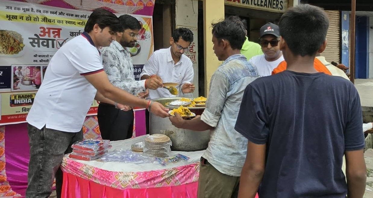 16th Ann Sewa: ई रेडियो इंडिया का 16वां मासिक अन्न सेवा अभियान बना मानवता की मिसाल 1 16th Ann Sewa: ई रेडियो इंडिया का 16वां मासिक अन्न सेवा अभियान बना मानवता की मिसाल