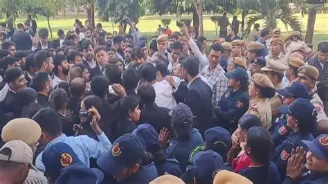 वकीलों का प्रदर्शन, पुलिस से झड़प 4 OIP 5