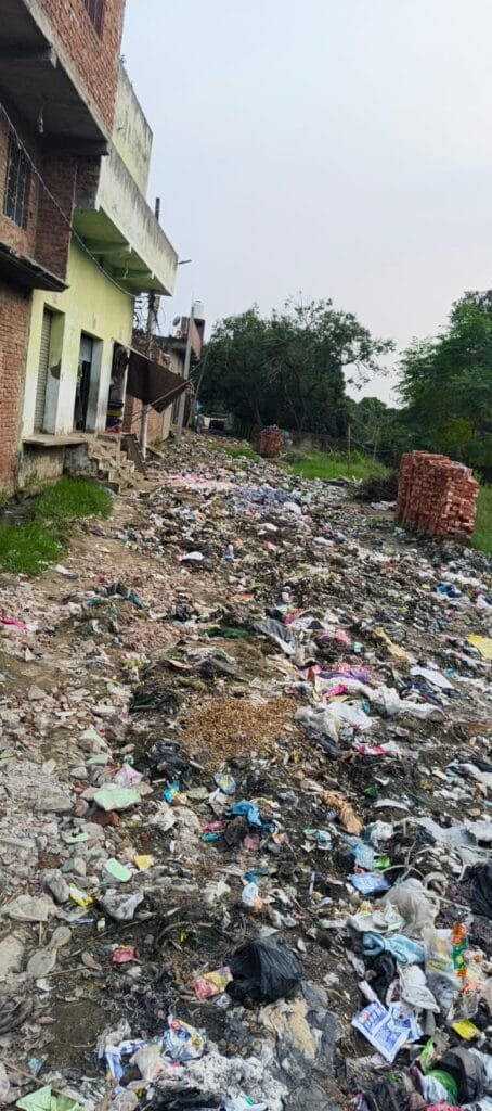 नवाबगढ़ी में कीचड़ से अटकी ग्रामीणों की राह नारकीय हालात से बढ़ी परेशानी 21 नवाबगढ़ी में कीचड़ से अटकी ग्रामीणों की राह नारकीय हालात से बढ़ी परेशानी