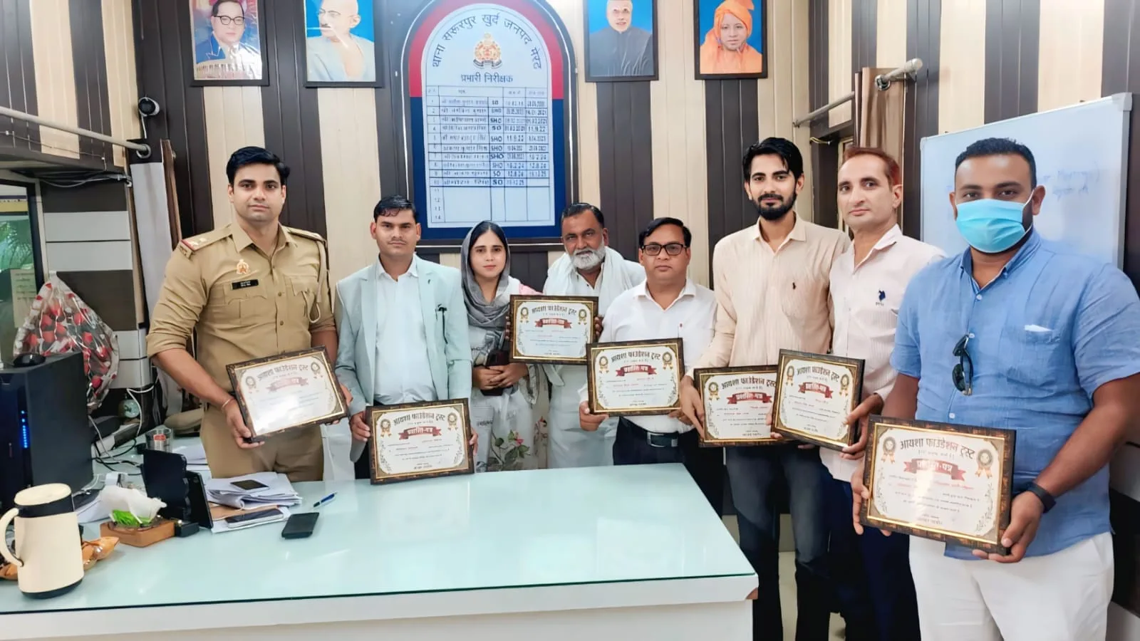 आयशा फाउंडेशन ने पुलिसकर्मी और पत्रकारों को किया सम्मानित