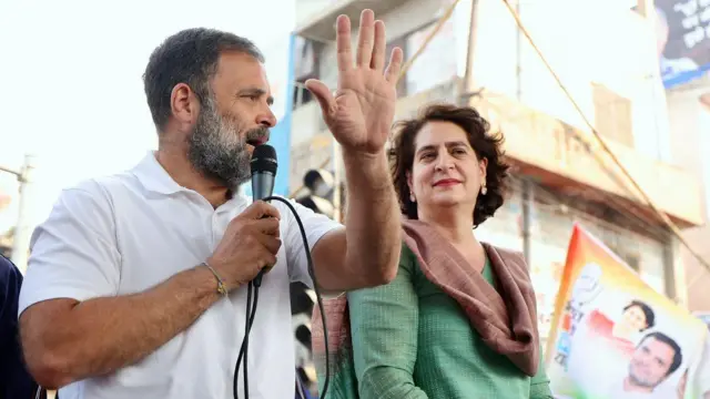विपक्ष का विरोध मार्च बैरिकेड पर चढ़े सपा नेता