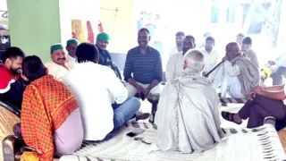 किसानों की समस्याओं को लेकर भाकियू ने की हुक्का पंचायत