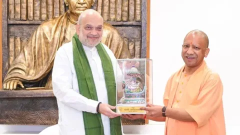 योगी ने अमित शाह को जन्मदिन पर दी बधाई