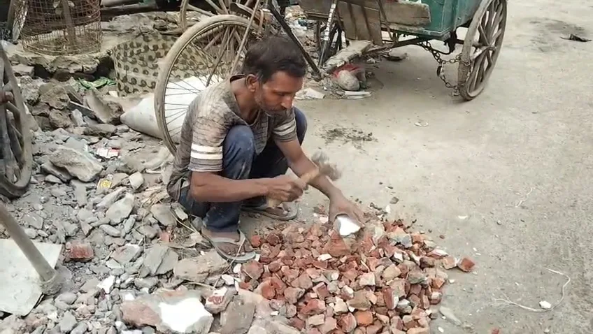 सड़क किनारे बैठे मजदूर से दिनदहाड़े मोबाइल लूट कर फरार हुए बाइक सवार लुटेरे