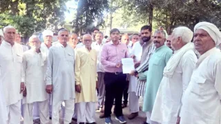 दबथुवा में चकबंदी के खिलाफ ग्रामीणों का तहसील में धरना, रिपोर्ट पर उठाए सवाल