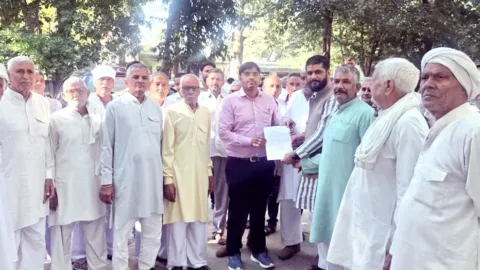 दबथुवा में चकबंदी के खिलाफ ग्रामीणों का तहसील में धरना, रिपोर्ट पर उठाए सवाल