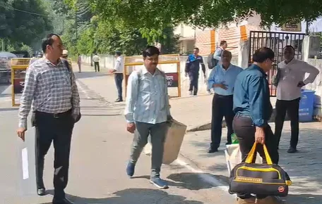 MLC Election Meerut: 107 मतदान केंद्रों पर चुनाव की तैयारी पूरी, कड़ी सुरक्षा में रवाना हुईं पोलिंग पार्टियां