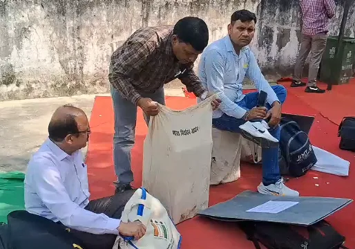 MLC Election Meerut: 107 मतदान केंद्रों पर चुनाव की तैयारी पूरी, कड़ी सुरक्षा में रवाना हुईं पोलिंग पार्टियां