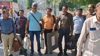 MLC Election Meerut: 107 मतदान केंद्रों पर चुनाव की तैयारी पूरी, कड़ी सुरक्षा में रवाना हुईं पोलिंग पार्टियां