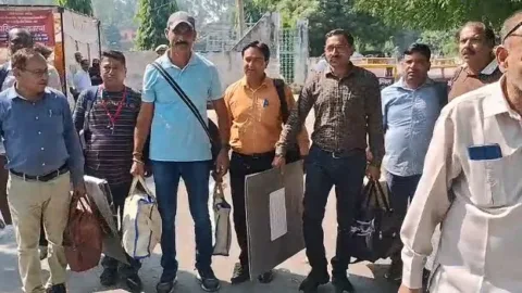 MLC Election Meerut: 107 मतदान केंद्रों पर चुनाव की तैयारी पूरी, कड़ी सुरक्षा में रवाना हुईं पोलिंग पार्टियां