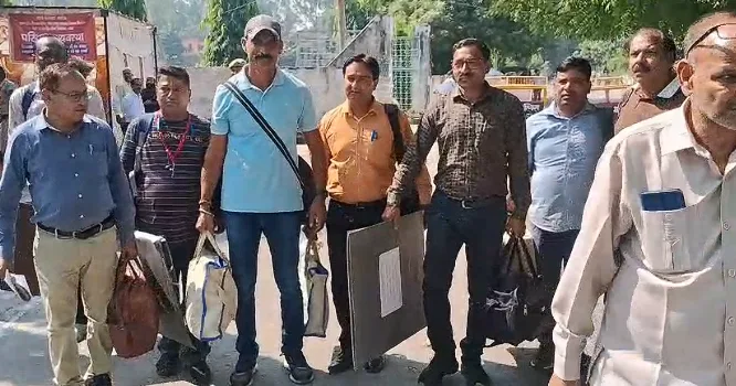 MLC Election Meerut: 107 मतदान केंद्रों पर चुनाव की तैयारी पूरी, कड़ी सुरक्षा में रवाना हुईं पोलिंग पार्टियां