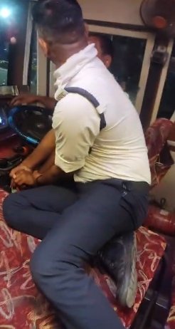 स्कूल बस चालक ने पुलिसकर्मियों को दौड़ाया