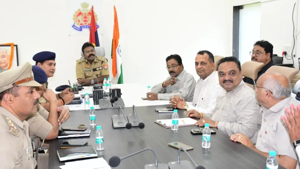 त्योहारों से पहले मेरठ पुलिस अलर्ट, व्यापारियों संग एसएसपी की बैठक