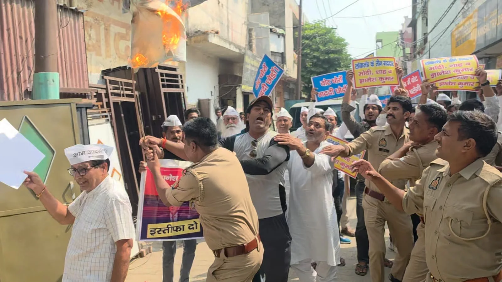 पुलिस का घेरा तोड़कर सड़क पर उतरे आप कार्यकर्ता