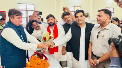 पूर्व एमएलसी संजय लाठर का वसीम राजा ने किया स्वागत