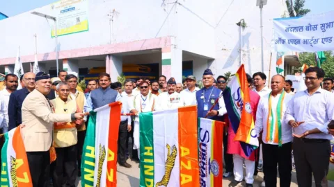 प्रमुख मार्गों से गुजरते हुए स्वतंत्रता संग्राम के बलिदानियों के प्रति सम्मान का संदेश दिया। वहीं, लेफ्टिनेंट आर. माधवन पिल्लई के संबोधन और डॉ. अतुल कृष्ण की मांग ने आयोजन के ऐतिहासिक विमर्श को भी प्रमुखता दी।